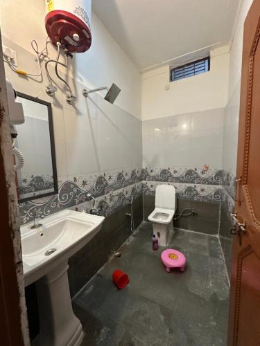 a bathroom with a sink and a toilet at The quiet corner homestay in Rudraprayāg