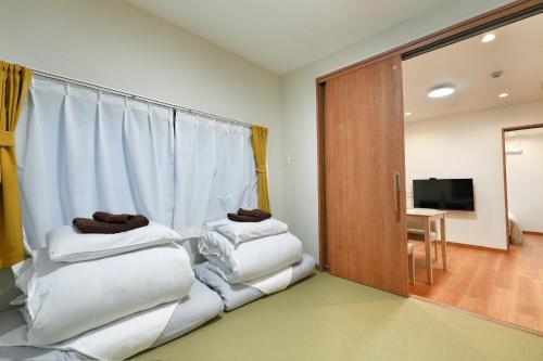 BSY301 Direct to Ginza and Roppongi, Private 2BR Home, Sleeps 4