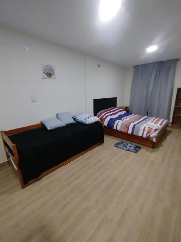 a bedroom with two beds in a room at Departamento bonito con balcón in La Banda