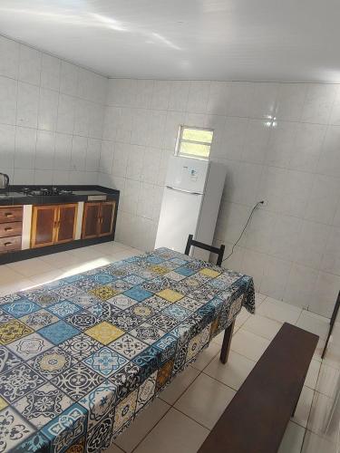 a kitchen with a bed in a room at Vila Azul Casa Completa em Ibicoara in Ibicoara
