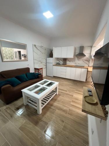 a living room with a couch and a table at Teror Centro 1 in Teror