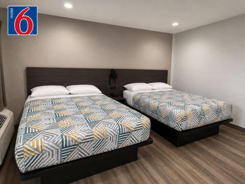 two beds in a hotel room with at Motel 6-Yreka, CA in Yreka