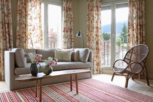 a living room with a couch and a table at Artesa Suites & Spa in Santo Tomé del Puerto