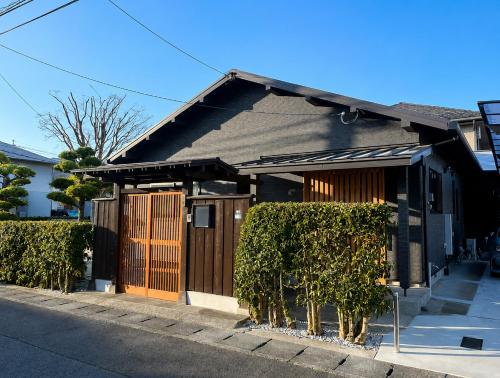 Guest house Watanabe 日本酒で乾杯する1日1組の和モダン貸切ヴィラ EV充電可