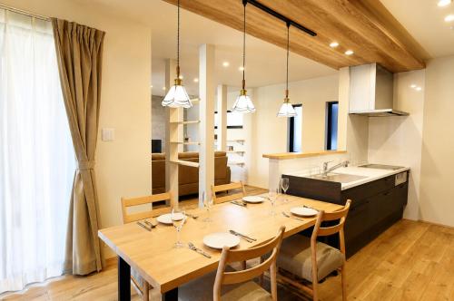 Guest house Watanabe 日本酒で乾杯する1日1組の和モダン貸切ヴィラ EV充電可