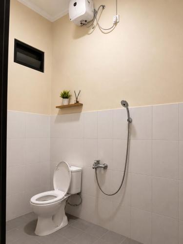 a bathroom with a toilet and a shower at Solota Boutique Hotel Syariah in Bonorejo