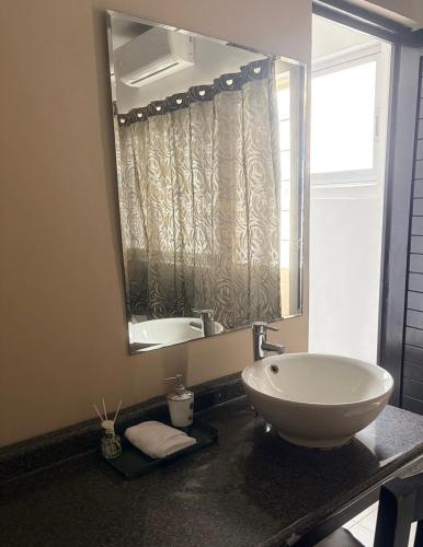 a bathroom with a sink and a mirror at Hotel Peccato Originale in Tuxtla Gutiérrez
