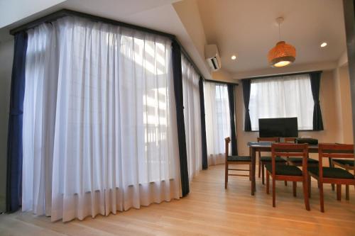 DJX3F Spacious 68 sqm Home for Groups near Asakusa and Tokyo Skytree 1 Double Bed 2 Wide Single Beds 1 Sofa Bed Sleeps 6