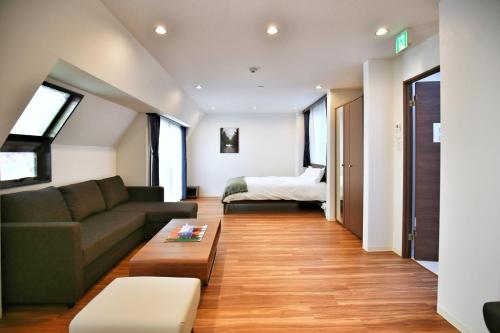 DJX3F Spacious 68 sqm Home for Groups near Asakusa and Tokyo Skytree 1 Double Bed 2 Wide Single Beds 1 Sofa Bed Sleeps 6