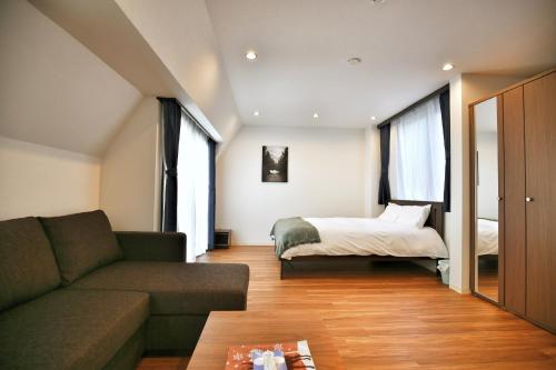 DJX3F Spacious 68 sqm Home for Groups near Asakusa and Tokyo Skytree 1 Double Bed 2 Wide Single Beds 1 Sofa Bed Sleeps 6