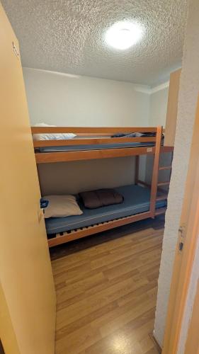 a room with two bunk beds in a room at Résidence Serre-Ponçon in Chorges