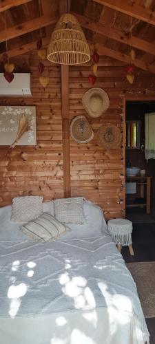 a bedroom with a bed in a wooden wall at Rêve perché in Apt