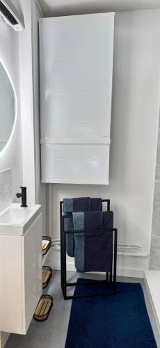 a bathroom with a blue chair and a sink at Studio avec jardin sud proche bord de mer in Sainte-Maxime