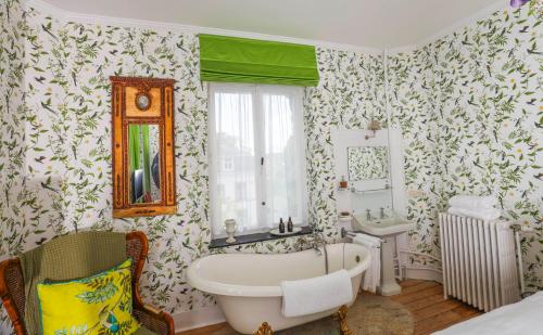 a bathroom with a bath tub and a sink at Le Jardin des Roses Mons & Pairi Daiza proches in Dour
