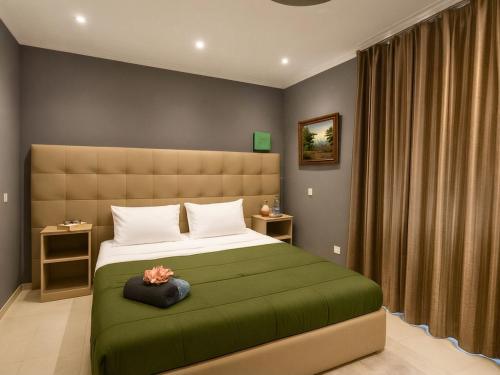 a bedroom with a large bed with a green blanket at Tra Terra e Laguna in Venice