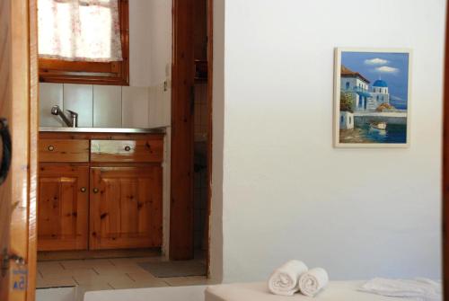 eine Küche mit Spüle und Arbeitsfläche in der Unterkunft Kipos Hotel in Limenas