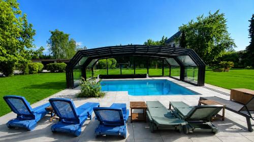 a group of chairs and a table and a swimming pool at Gite oncle Yerry in Ostheim