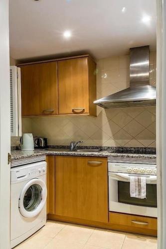 2 Bed Apartment Sleeps 4 - Pool Access - Garden