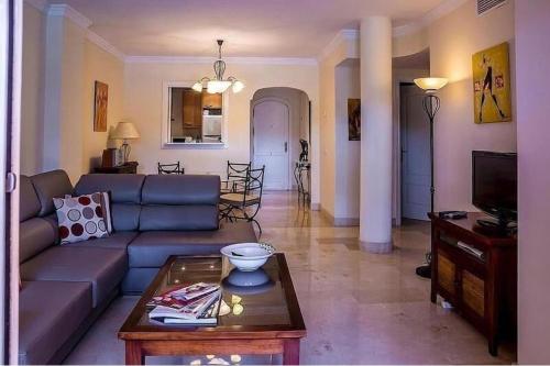 2 Bed Apartment Sleeps 4 - Pool Access - Garden
