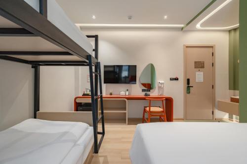 ein Schlafzimmer mit einem Etagenbett und einem Schreibtisch in der Unterkunft Jace Siam Hotel in Bangkok