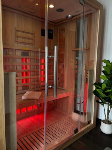 eine Sauna mit rotem Licht in einem Raum in der Unterkunft Villaggio Hotel in Mackenbach