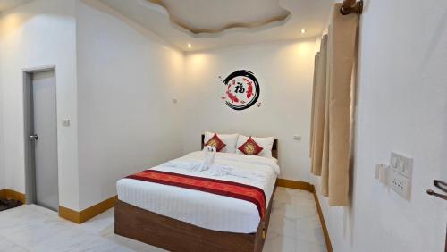 a bedroom with a bed in a room at ฮ่องเต้รักไทยรีสอร์ท in Ban Rak Thai
