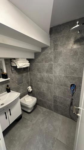 ein Badezimmer mit Toilette und Waschbecken in der Unterkunft Boutique Natural Apart Hotel in Kemer
