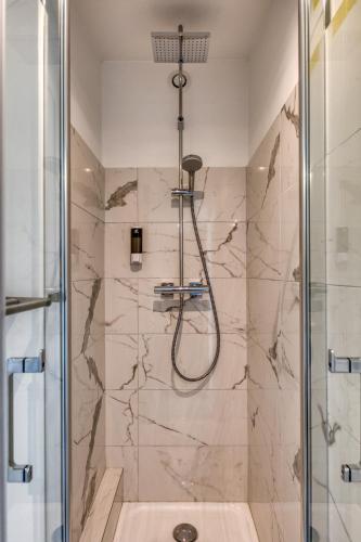 a bathroom with a shower and a sink at Bright studio - RER B - Plateau de Saclay in Palaiseau