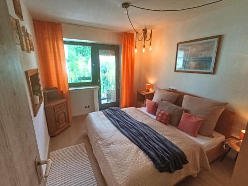 a bedroom with a bed and a window at EifelRuhe 5 - Platz für bis zu 8 Personen, Hunde willkommen in Schleiden