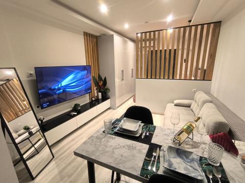Larissa Absolute Suites A3 City Vibes