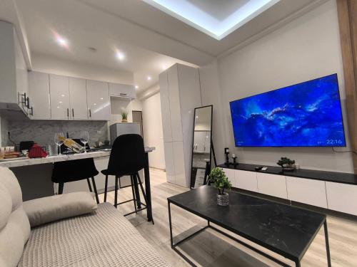 Larissa Absolute Suites A3 City Vibes