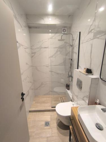 Larissa Absolute Suites A3 City Vibes