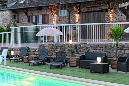a yard with chairs and a pool with a fence at Domaine-Bayard avec grande piscine privative et climatisation in Bergesserin