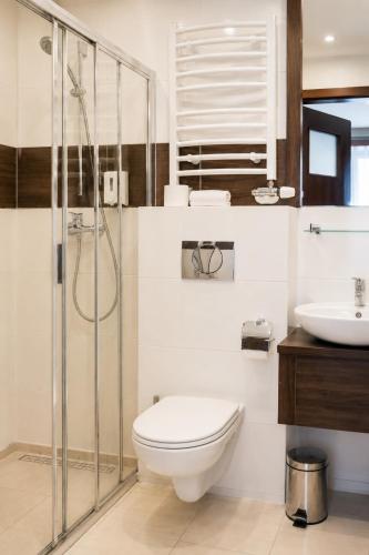 ein Badezimmer mit Toilette und Waschbecken in der Unterkunft Hotel Opole Centrum in Oppeln