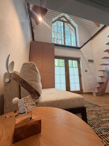 a living room with a chair and a table at Tiny Folk in Gărâna