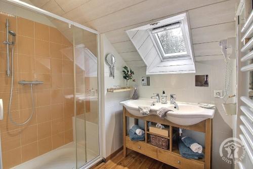 a bathroom with a sink and a shower at La Guyonnais Chambre d'hôtes in Quévert