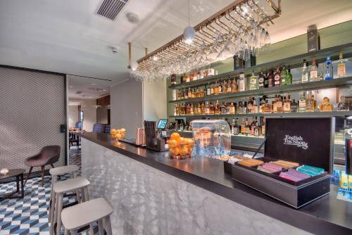 a bar in a restaurant with a counter and chairs at La Falconeria Hotel in Valletta