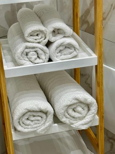 a bunch of towels on a shelf in a bathroom at Longhome in Pompei