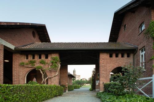 an entrance to a brick building with an archway at B&B Tenuta Castello Golf Club in Cerrione