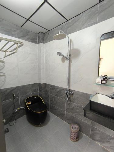 a bathroom with a shower and a sink and a tub at Mian Motel in Vĩnh Hội