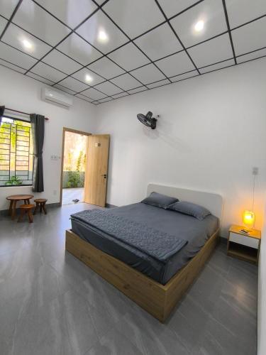 a bedroom with a large bed in a room at Mian Motel in Vĩnh Hội