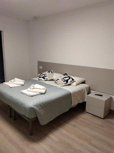 a bed with towels on top of it in a room at Agriturismo al rosari in Aquiléia