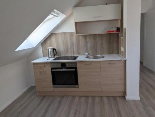 a kitchen with a sink and a stove at NEU - Nette kleine Unterkunft in Heide - Mit Gutscheinen für Bistro und Minigolf in Heide