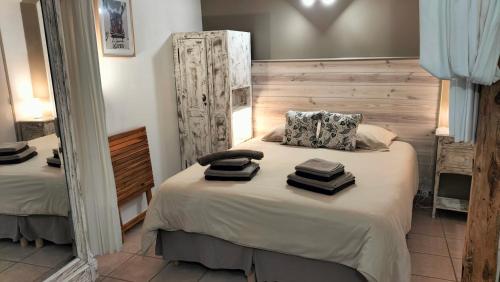 a bedroom with a bed with towels on it at LA JARBELLE - Gîte et Spa in Les Orres