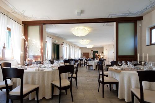 a dining room with tables and chairs with wine glasses at Relais Casa Orter in Risano