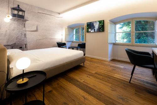 ein Schlafzimmer mit einem Bett, einem Tisch und Stühlen in der Unterkunft KT exclusive hotel in Cagliari