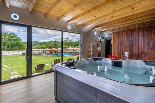 a hot tub in a room with a view of a yard at Boutique Hotel Ilitsa in Gavril Genovo