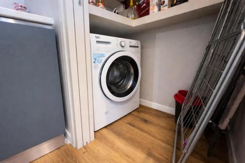 3 min walk from the metro- Wi-Fi and privacy -