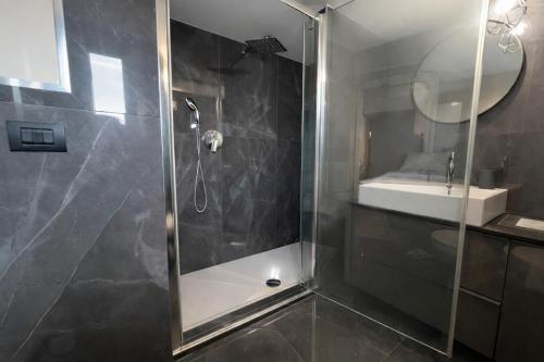 3 min walk from the metro- Wi-Fi and privacy -