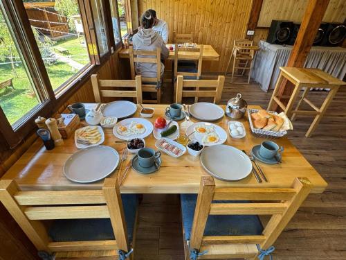 ein Holztisch mit Tellern voller Essen darauf in der Unterkunft Haleb Hotel Complex in Dilidschan